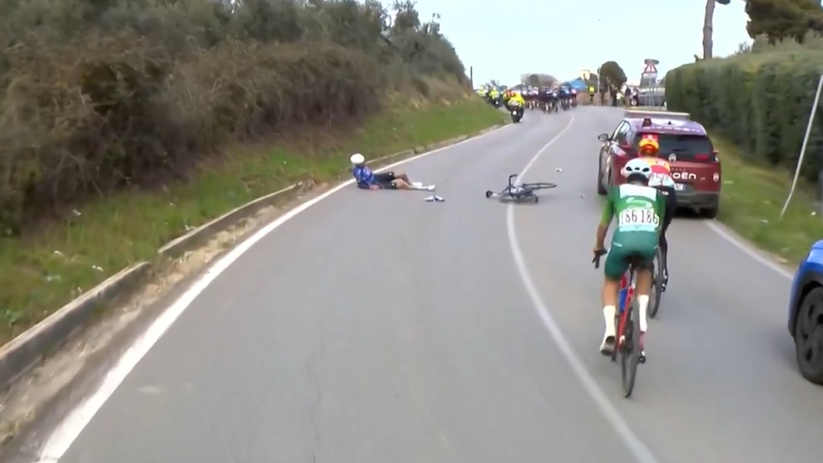 Así ha sido el atropello a Michael Gogl en la Tirreno-Adriático
