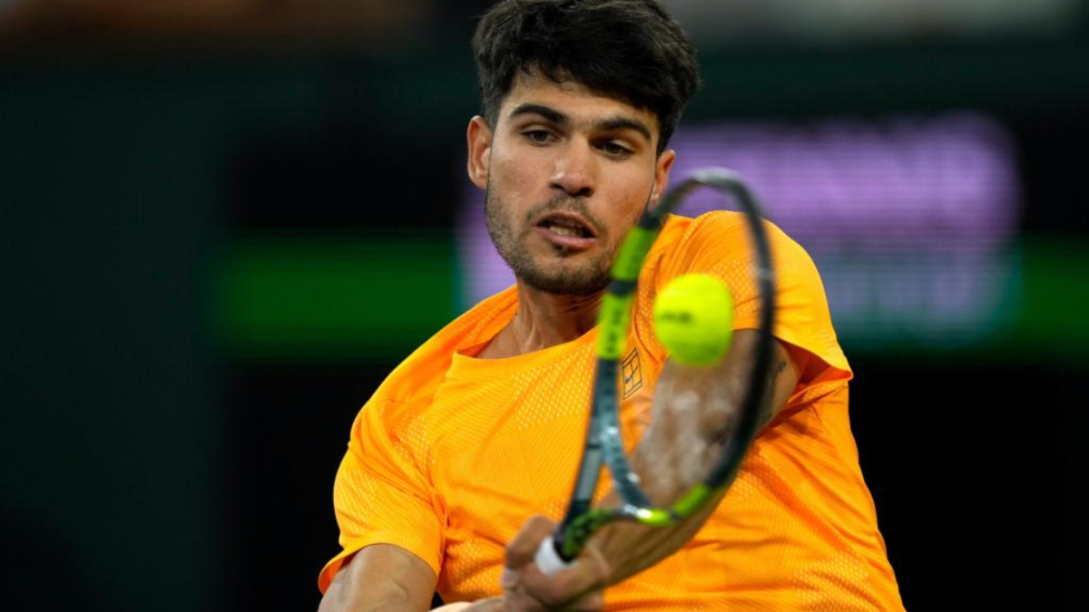 A qué hora juega Carlos Alcaraz contra Daniil Medvedev: horario y dónde ver hoy en TV y online las semifinales de Indian Wells