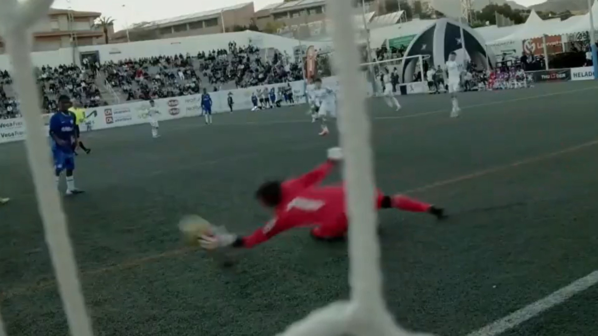 Paradón 'casillesco' de Martín... ¡el hijo de Iker!