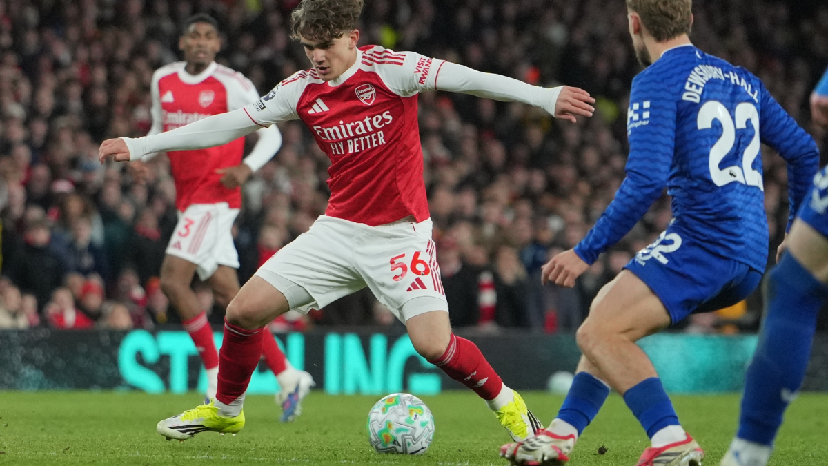 Dowman desatasca a un Arsenal que saca una victoria de campeón
