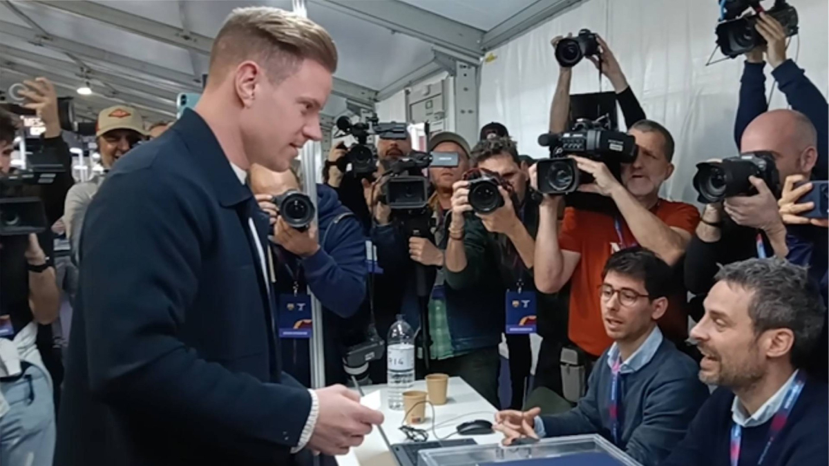 Ter Stegen đi bỏ phiếu, không thành công