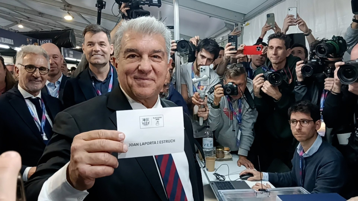 Así votó Joan Laporta, con broma incluida