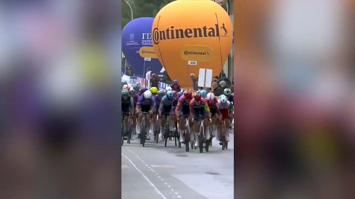 Del Toro se corona en la Tirreno-Adriático tras un final caótico que resuelve Milan al esprint