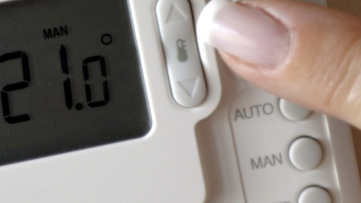 Le prohíben modificar la temperatura de su Airbnb con el termostato y su solución da la vuelta al mundo