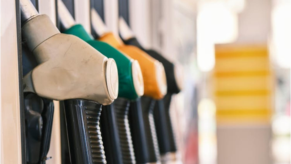 El Gobierno rebaja impuestos energéticos y abarata hasta 20 euros el repostaje de carburante