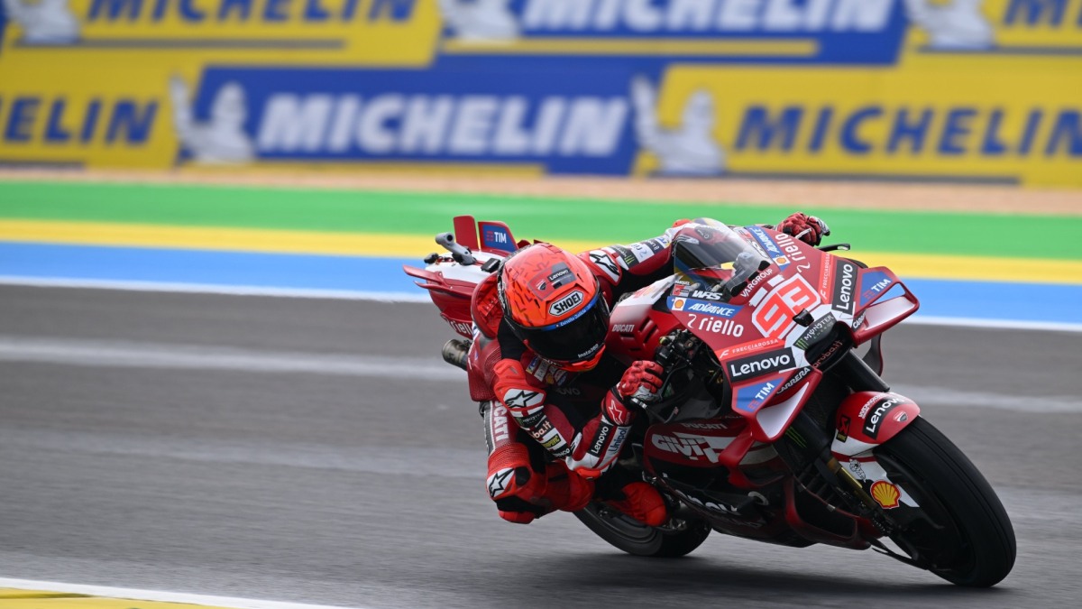 La lluvia aúpa a Zarco, Marc Márquez o Toprak y hunde a Bezzecchi