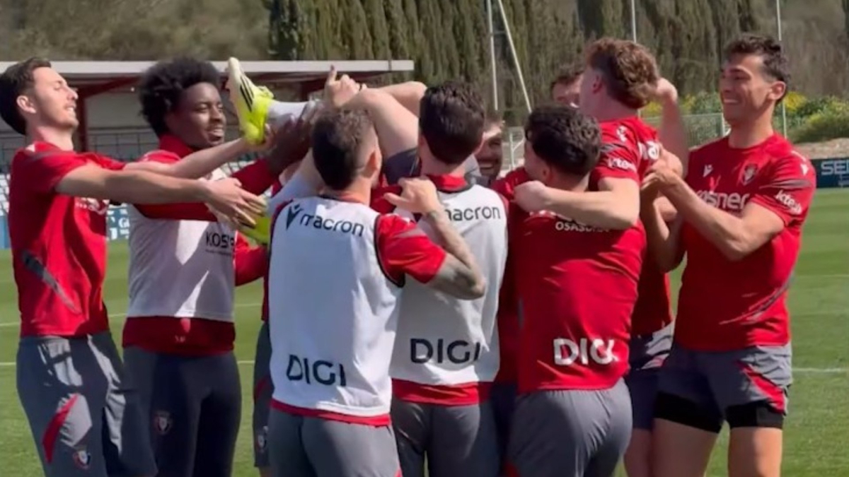 La ovación y el manteo a Víctor Muñoz por ser convocado con la selección