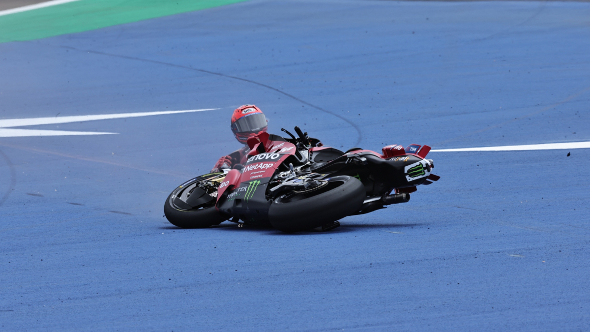 Festival de caídas en MotoGP: Marc Márquez, Acosta, Martinator...