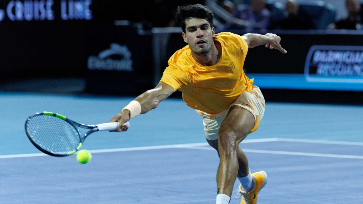 Alcaraz juega a lo número 1 y neutraliza el peligro de Fonseca