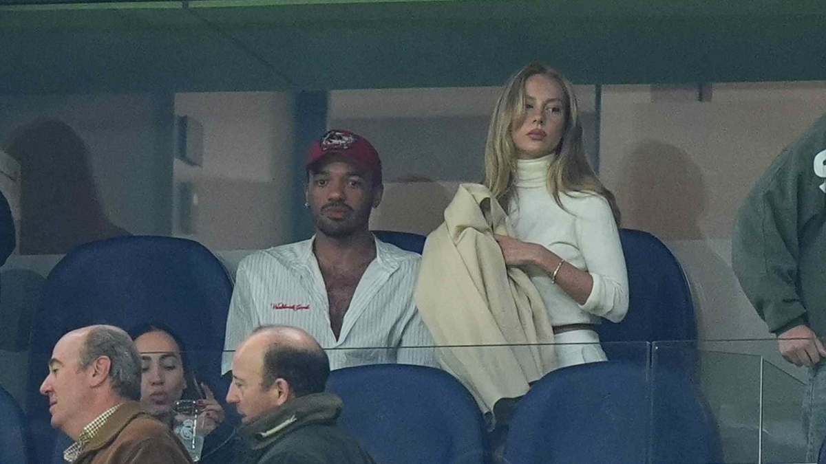 Ester Expósito, en un palco del Bernabéu viendo a Mbappé en el derbi