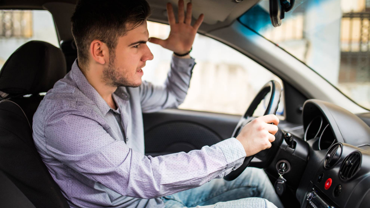 Por qué el carril de al lado avanza 'más rápido' que el tuyo en el atasco: la razón científica que lo explica