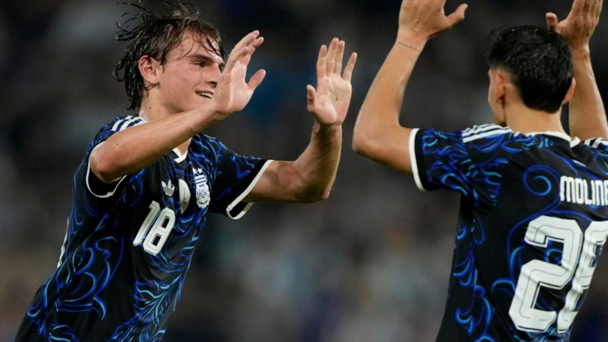 El golazo de falta de Nico Paz con Argentina que el propio Messi aplaudió