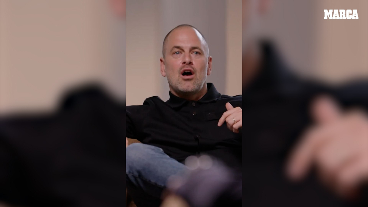 Cole: "Creo que cuando Cristiano apoya la cabeza en la almohada, piensa: '¡Ojalá fuera tan bueno como Messi!'