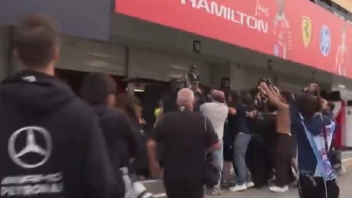 Lo más viral en Suzuka, Kimi lo celebró... metiéndose en Ferrari