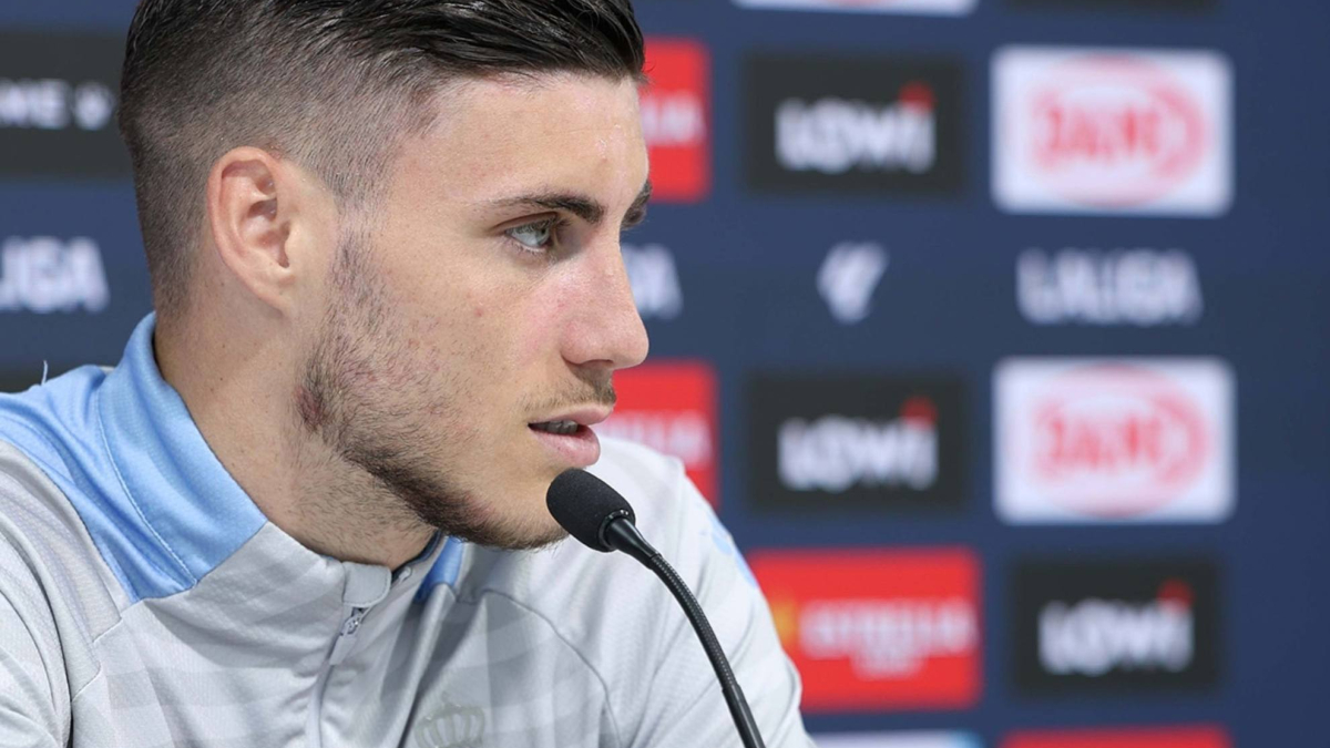 Roberto Fernández condena los cánticos racistas durante el España - Egipto: "Mancha al ser en el estadio del Espanyol"