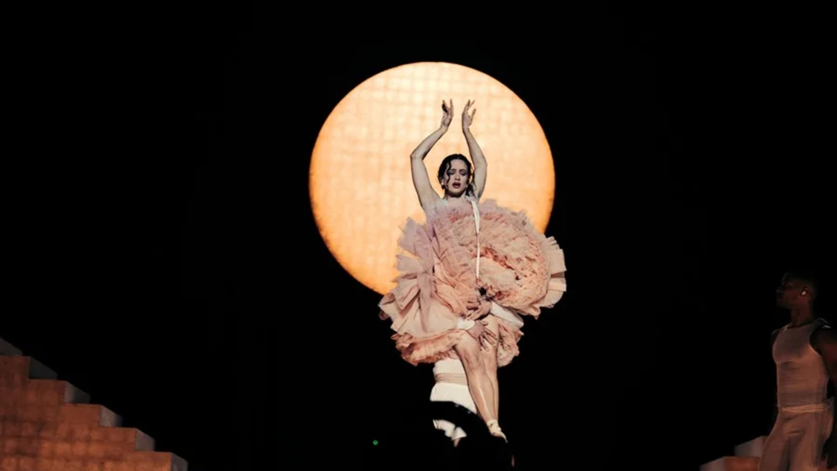 Así ha sido la llegada del 'LUX Tour' de Rosalía a España: setlist, confesionarios en el Movistar Arena y más detalles