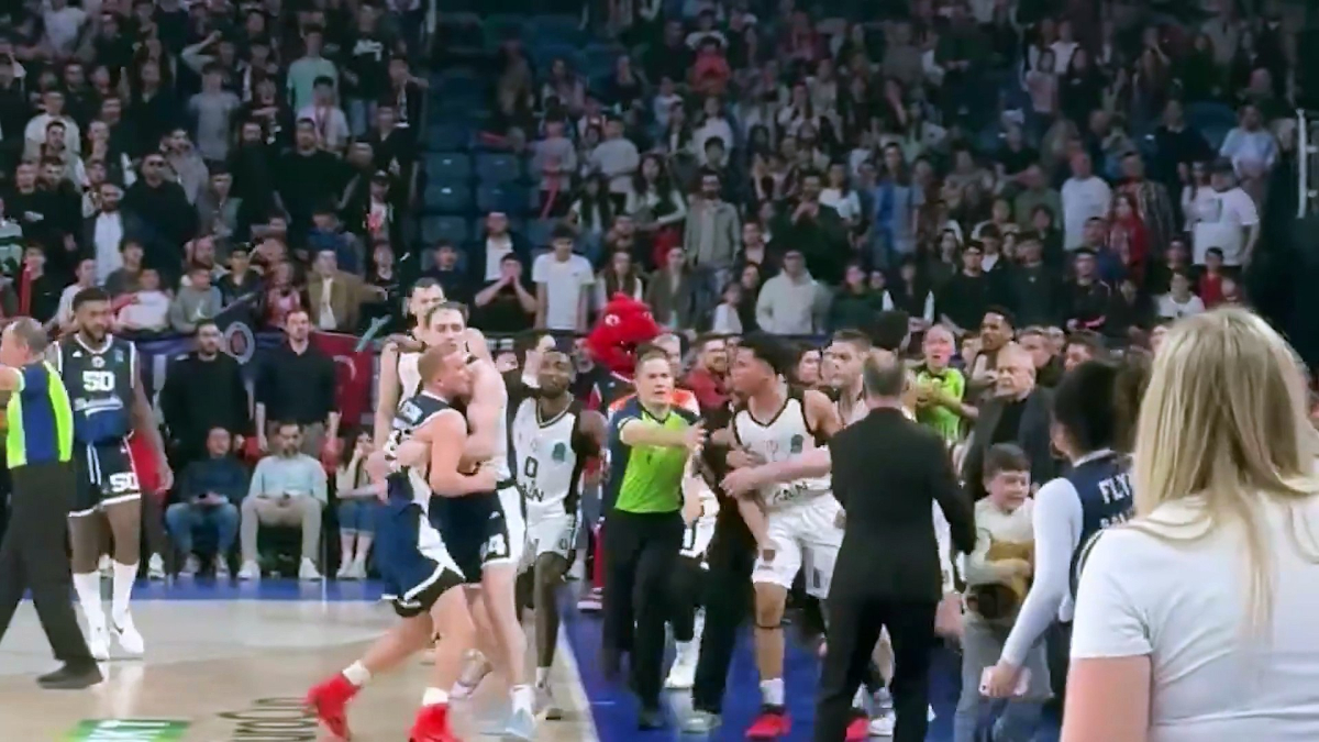 Tremenda pelea entre equipos turcos en las semifinales de la Eurocup