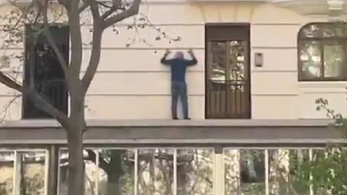 El “Spiderman de la calle Princesa” se juega la vida para entrar en casa desde el balcón del vecino