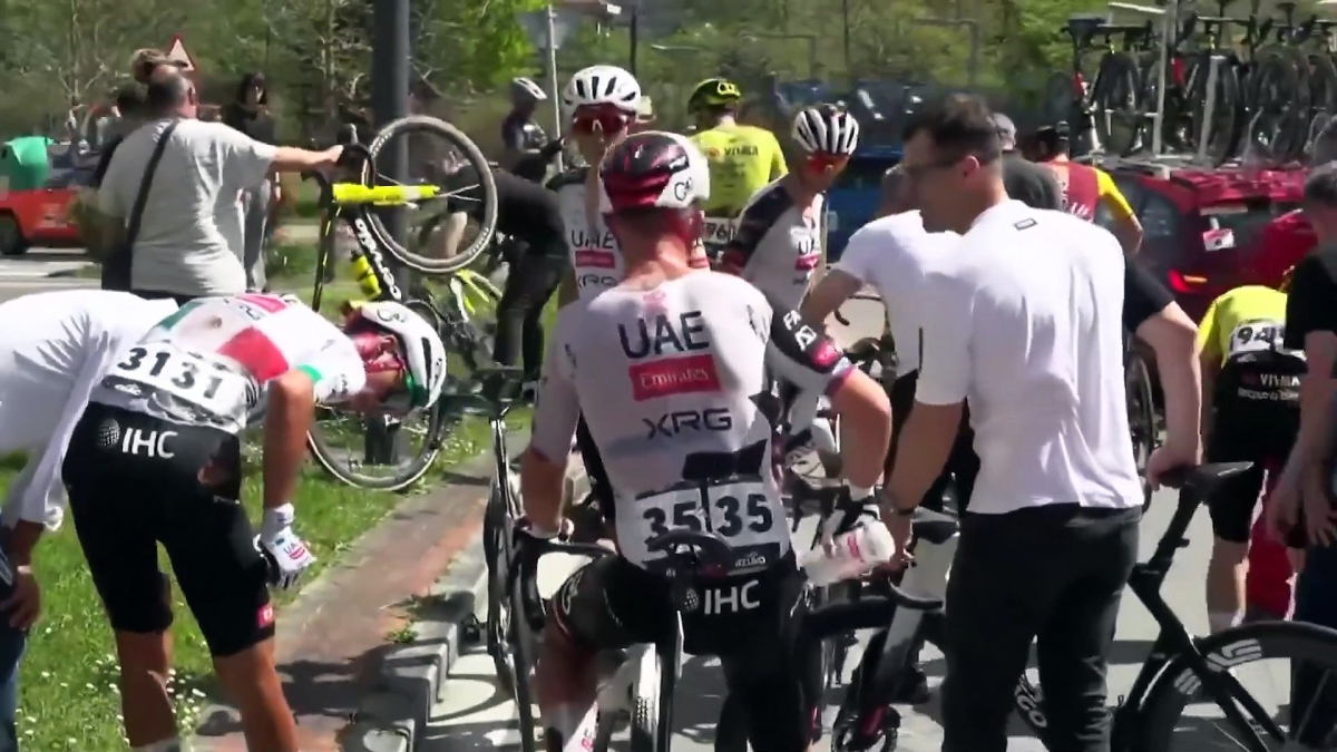 Del Toro cae al suelo y se va a casa