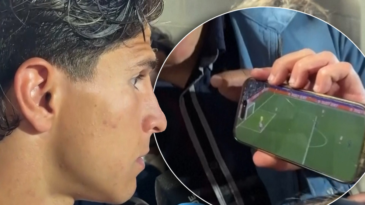 Tremendo enganchón de Giuliano en zona mixta: surrealista imagen sacando un móvil