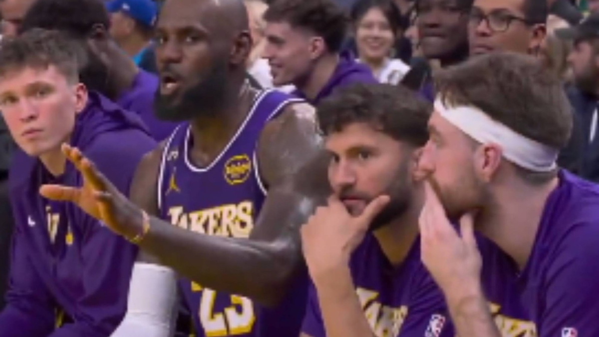 LeBron se pica con un aficionado en una noche histórica en la NBA: primera asistencia de un hijo a su padre