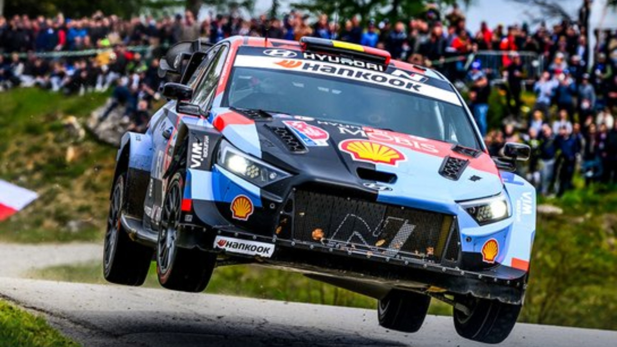 Neuville emerge del caos de pinchazos mientras Toyota vive un auténtico calvario