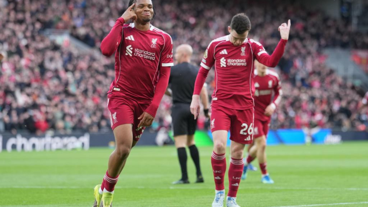 Ngumoha asalta el trono del 'Faraón' Salah: "No hay ninguna razón para que no sea titular contra el PSG"