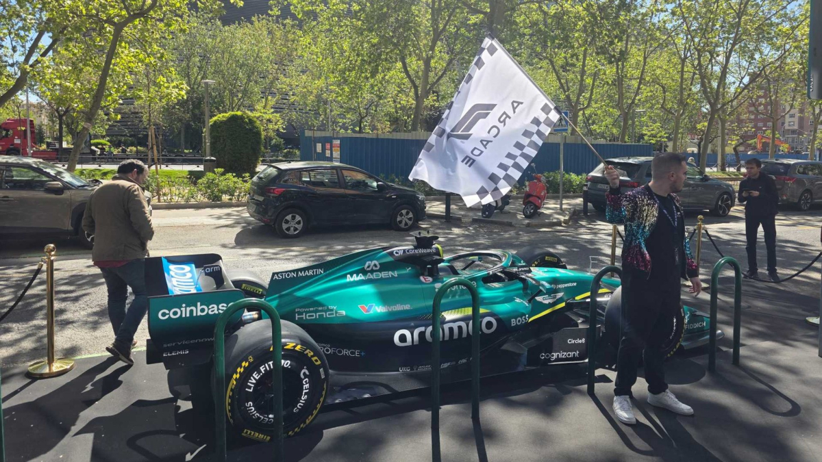 ¿Qué hace el Aston Martin de Alonso aparcado frente al Bernabéu?