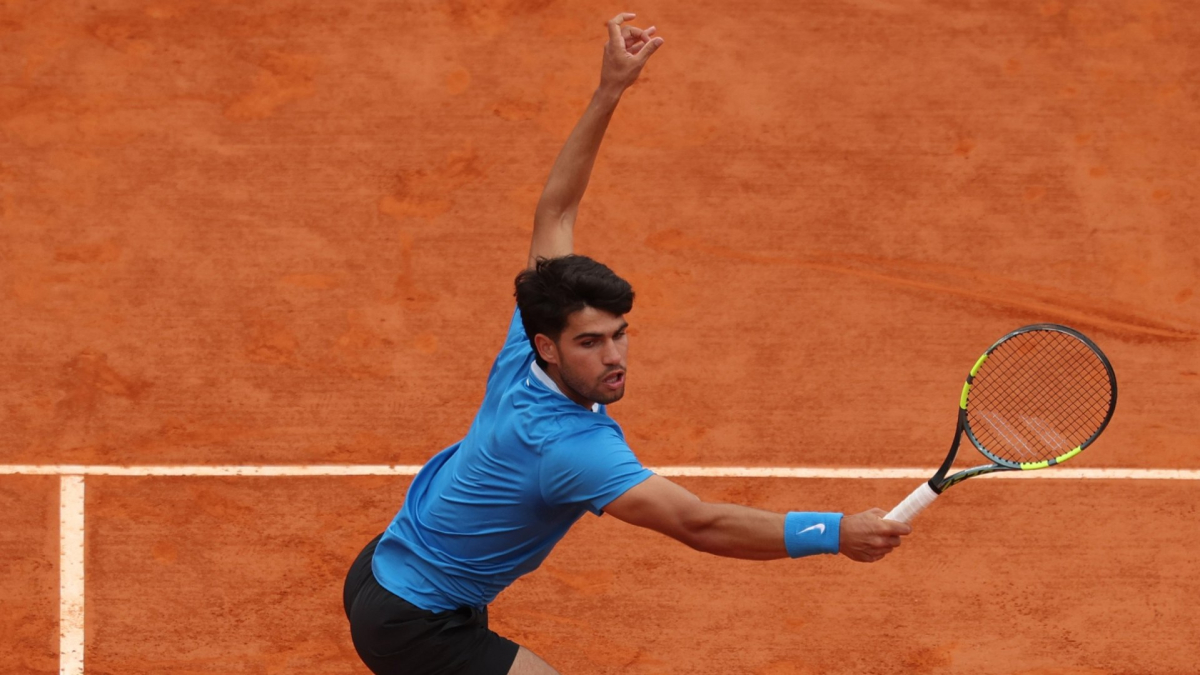 Alcaraz se trabaja su pase a octavos del torneo Conde de Godó