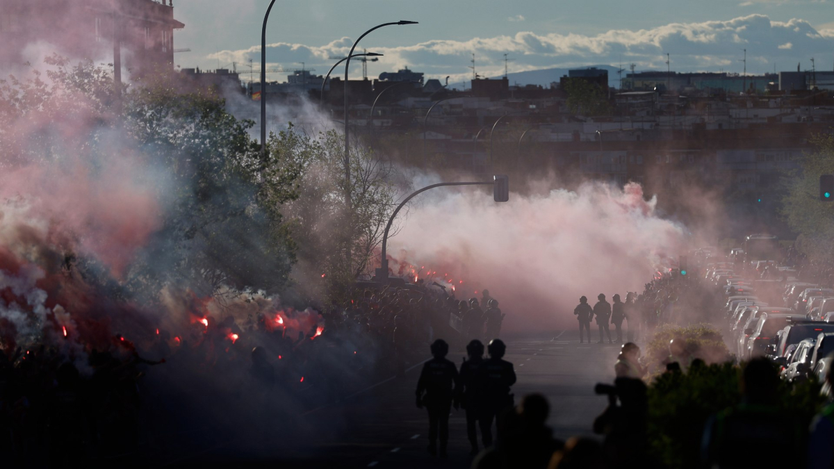 El humo de las bengalas se 'tragó' al bus del Atleti: ¡ambientazo de Champions en el Metropolitano!