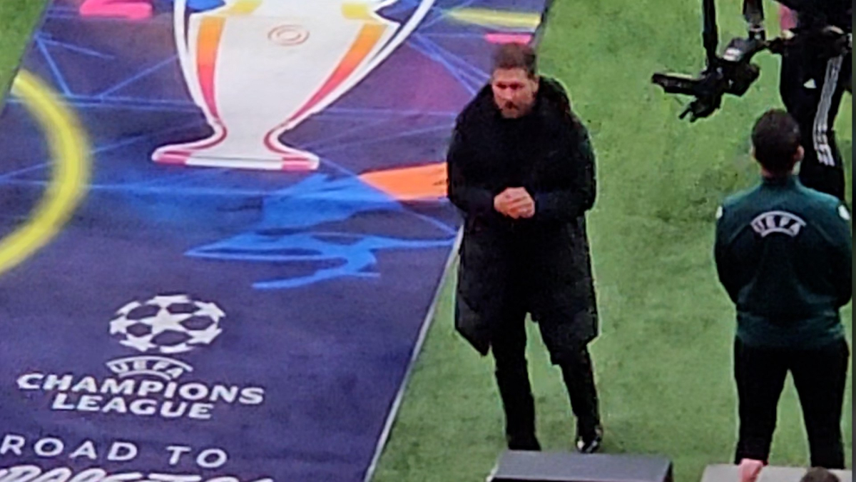 Simeone esperó más de un minuto y medio a Flick para saludarlo...pero se queda con las ganas