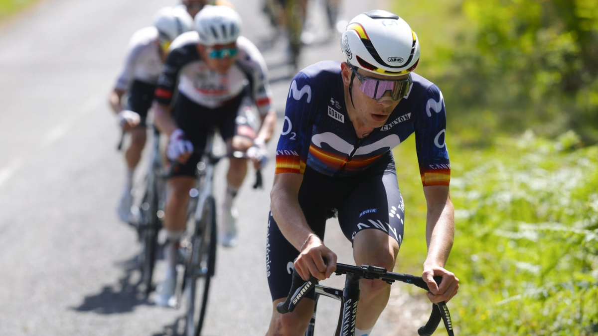 Iván Romeo in sella a una bicicletta dopo un podio al Tour de Polonia, con un pubblico che lo applaude