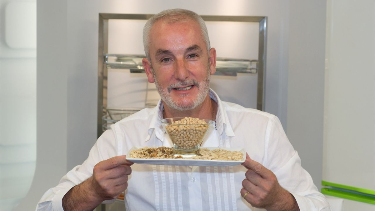 Muere a los 73 años Txumari Alfaro, conocido por su programa de RTVE 'La  Botica de la Abuela'