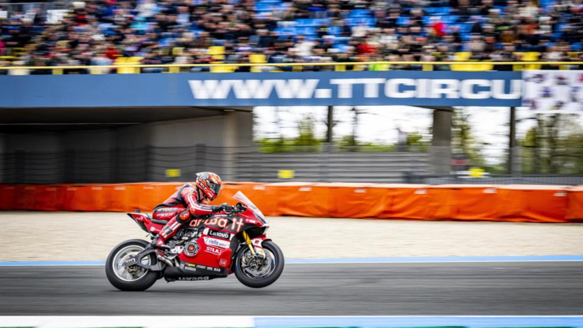 Bulega, invencible: 12+1 para igualar el récord de Toprak Razgatlioglu