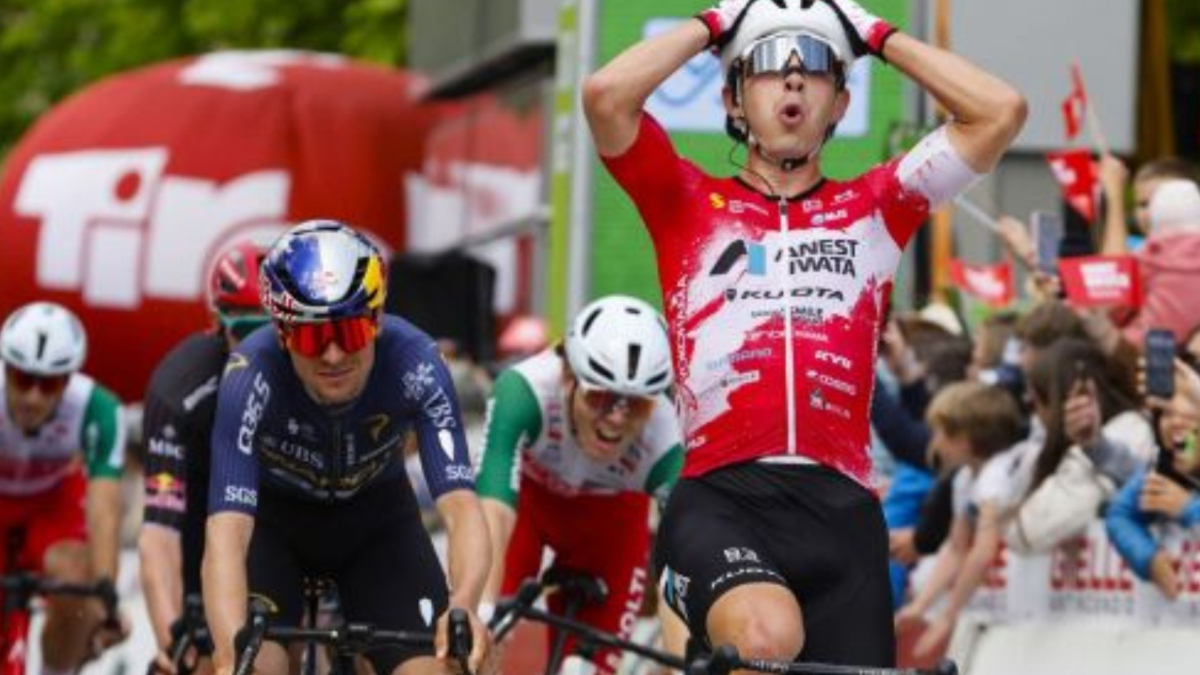 Tommaso Dati sorprende a Pidcock en Innsbruck y estrena el liderato del Tour de los Alpes