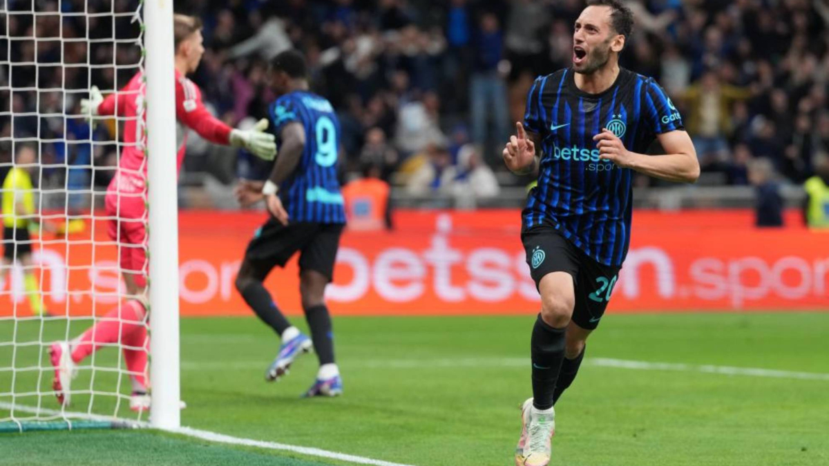 Hacaha Roma Çalhanoglu señala el camino hacia Roma