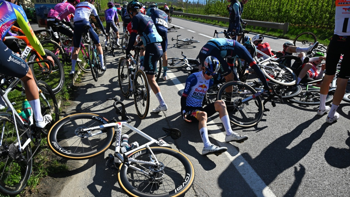 Caos en el Tour de los Alpes: una caída masiva provoca una oleada de abandonos