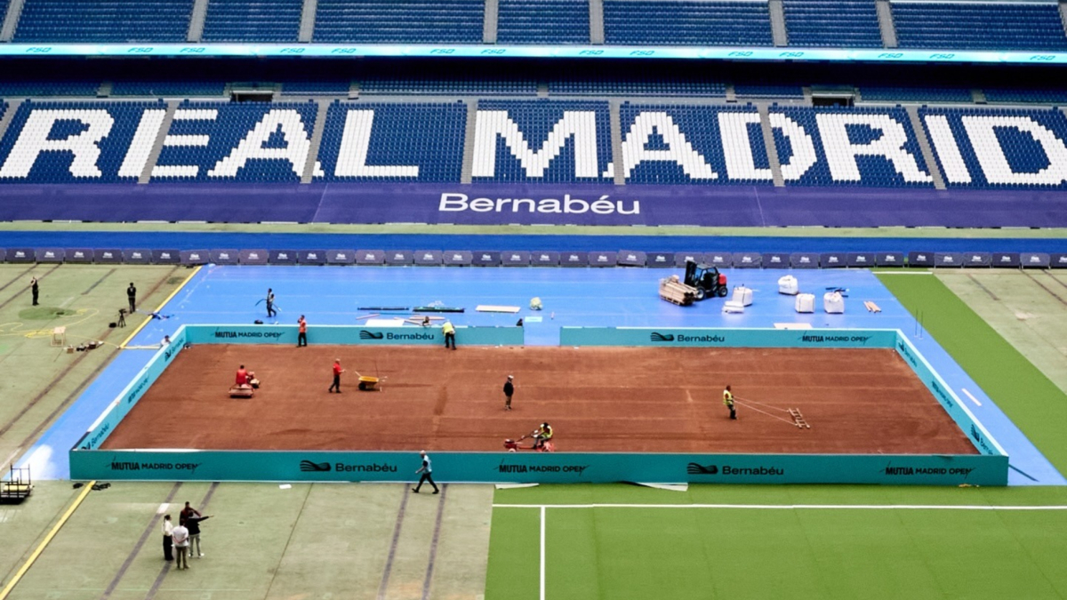 El Bernabéu se transforma: ya tiene la pista de tenis del Mutua Madrid Open