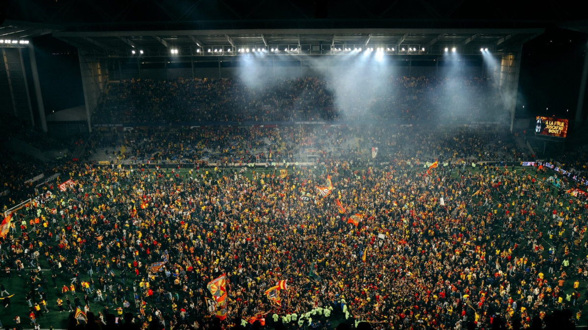 La invasión de campo de la afición del Lens tras clasificarse para la final de Copa 28 años después