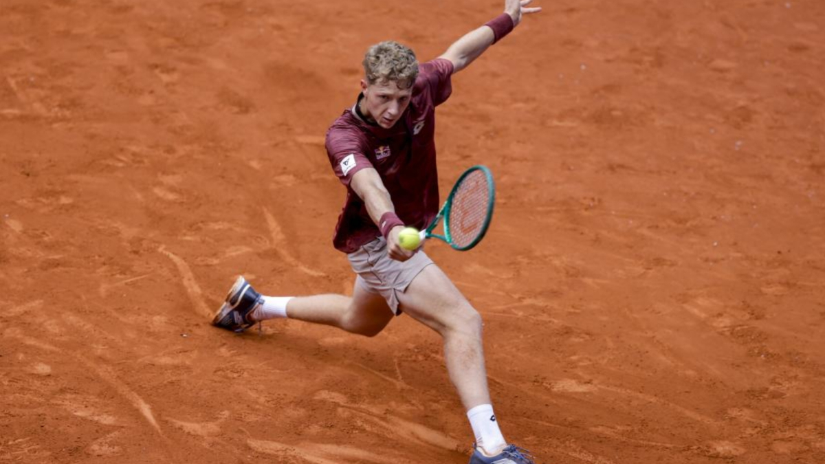 Landaluce cae ante Walton y es blanco de las iras de los apostadores