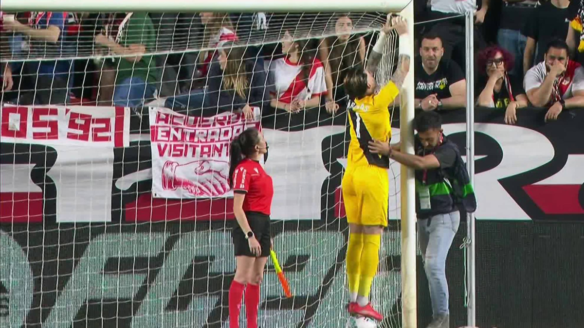 Manos a la obra: Cárdenas arregló un agujero en la portería de Vallecas con cinta americana y subido al balón