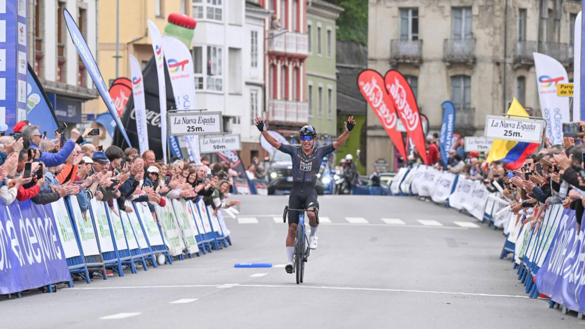 Edgar Cadena gana y Nairo Quintana resiste en la Vuelta a Asturias