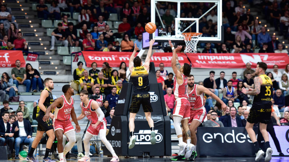 DeJulius comanda el triunfo y el récord del UCAM Murcia
