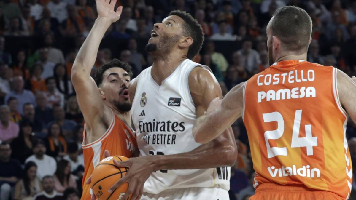 Un Real Madrid imperial asalta el Roig Arena y es más líder