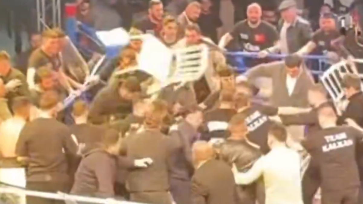 Noquea a su rival en el segundo asalto... ¡y 40 personas saltan al ring a por él!<br>