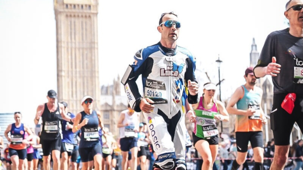 Corre la maratón de Londres en mono de carreras en honor de su hijo fallecido