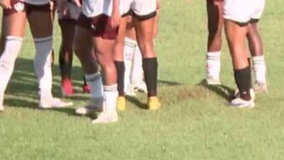 Lo nunca visto en el fútbol: se interrumpe un partido... ¡por una burbuja de aire en el césped!