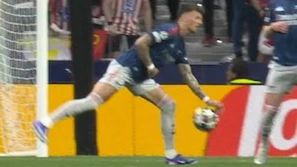 Amortigua el balón con la mano, es penalti claro