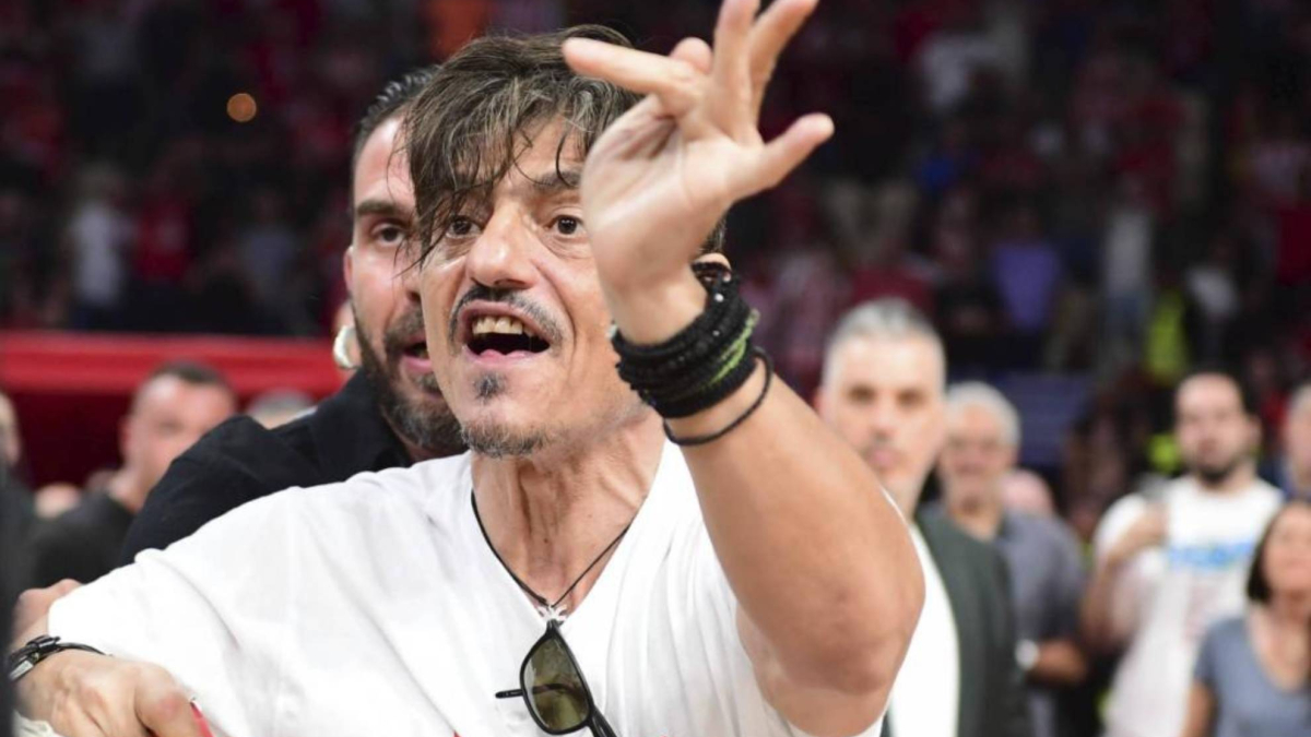 Chủ Panathinaikos bị chỉ trích vì hành vi "đáng xấu hổ