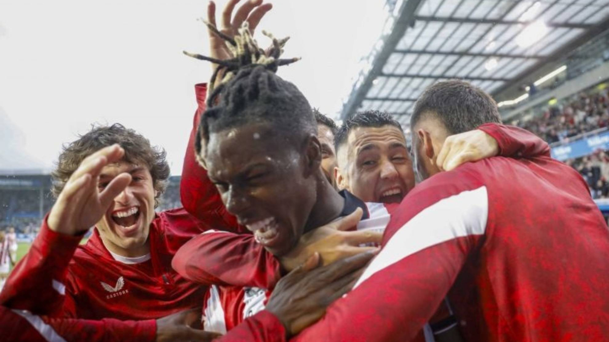 Nico "gây bão" tại Mendizorroza